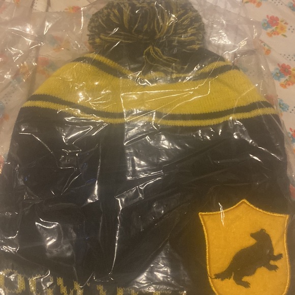 Cute hogwarts hat for 14 yrs and up - Picture 2 of 3